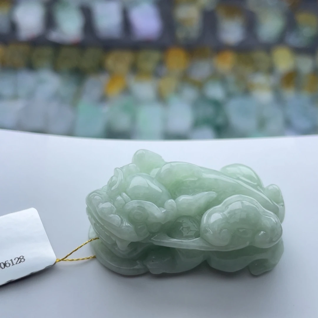 翡翠未镶嵌颈饰貔貅