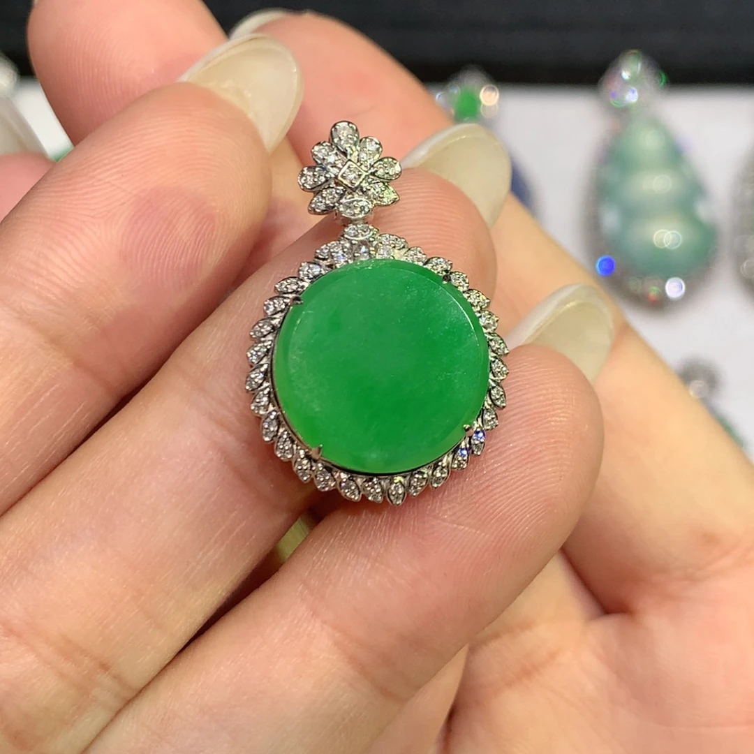 翡翠18K金镶嵌颈饰