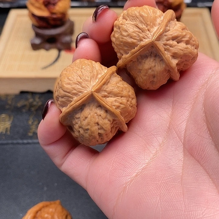 文玩核桃吊坠牡丹三棱