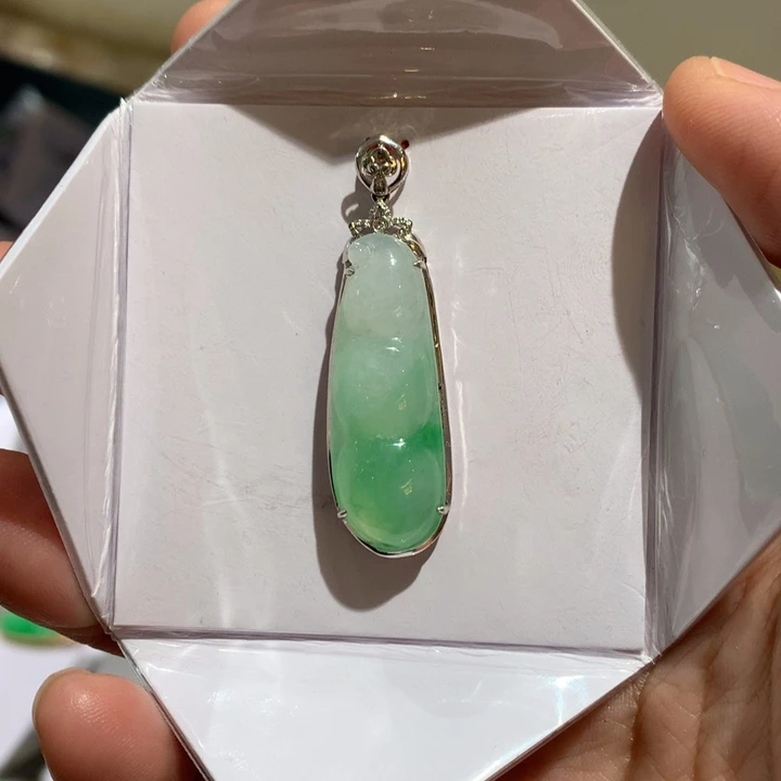 翡翠颈饰18K金镶嵌翡翠吊坠