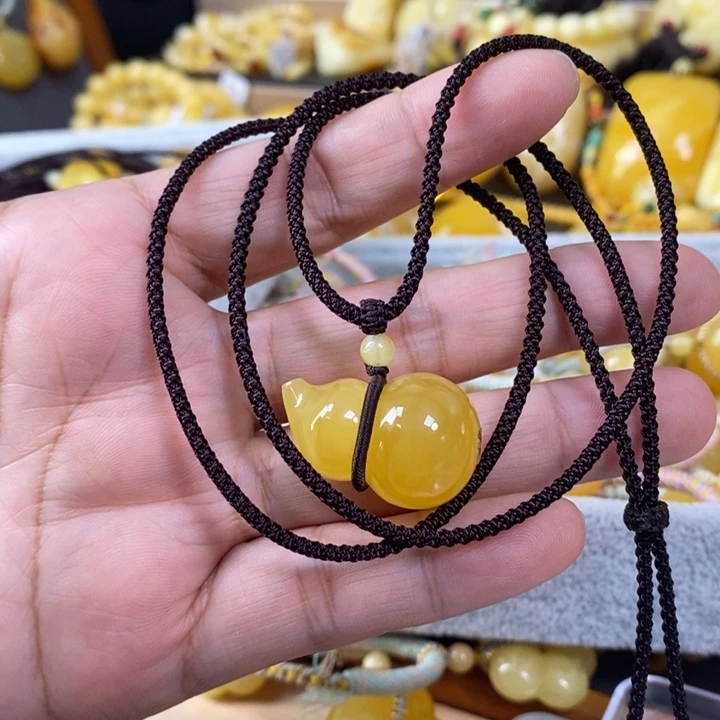 琥珀颈饰未镶嵌葫芦