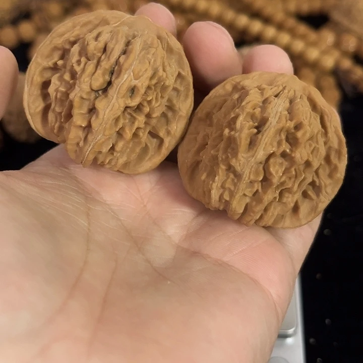 文玩核桃把件44左右微微瑕四座楼，编号026