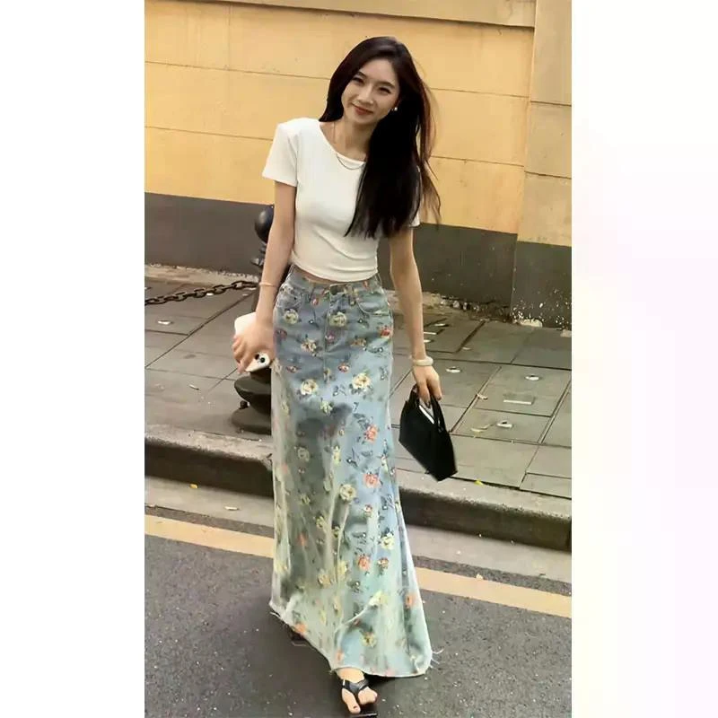 今年流行漂亮套装2025新款纯色修身短袖T恤碎花牛仔半身裙两件套