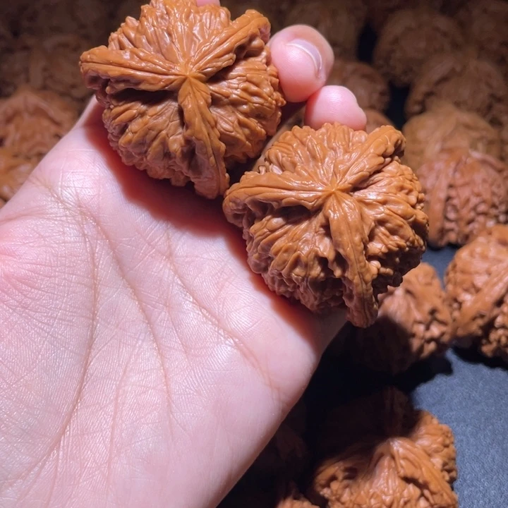 z***8桃核吊坠小妹三棱