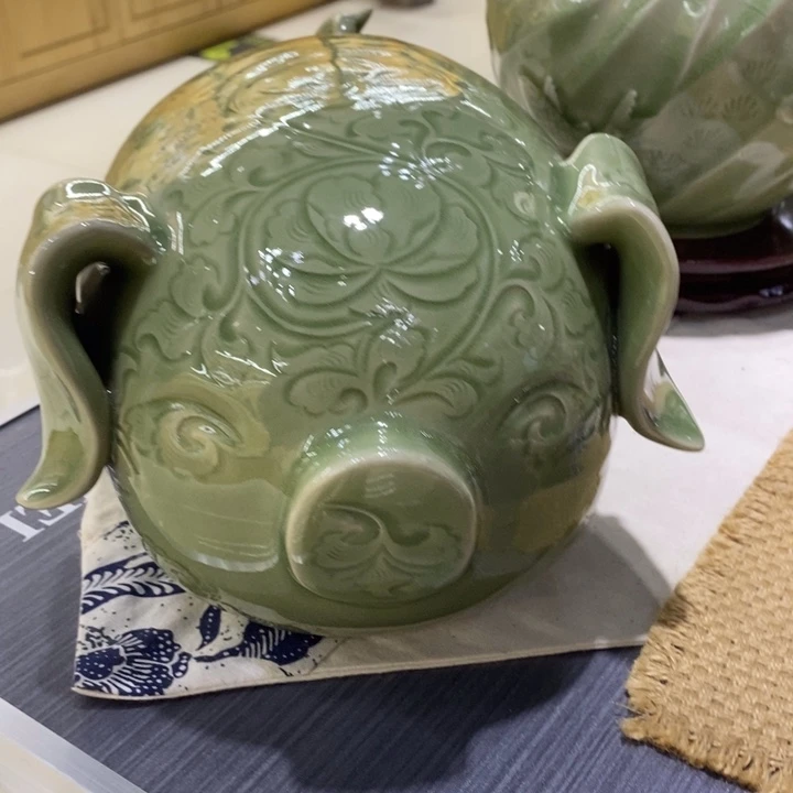 青瓷满刻的发财猪