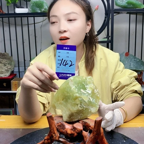 【闪购商品】未镶嵌蛇纹石玉原石常****器