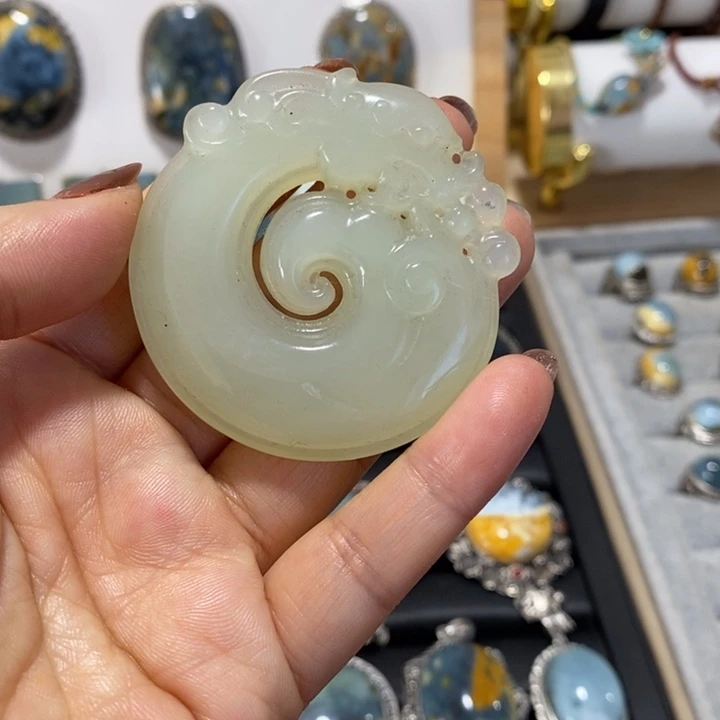 蛇纹石玉未镶嵌颈饰