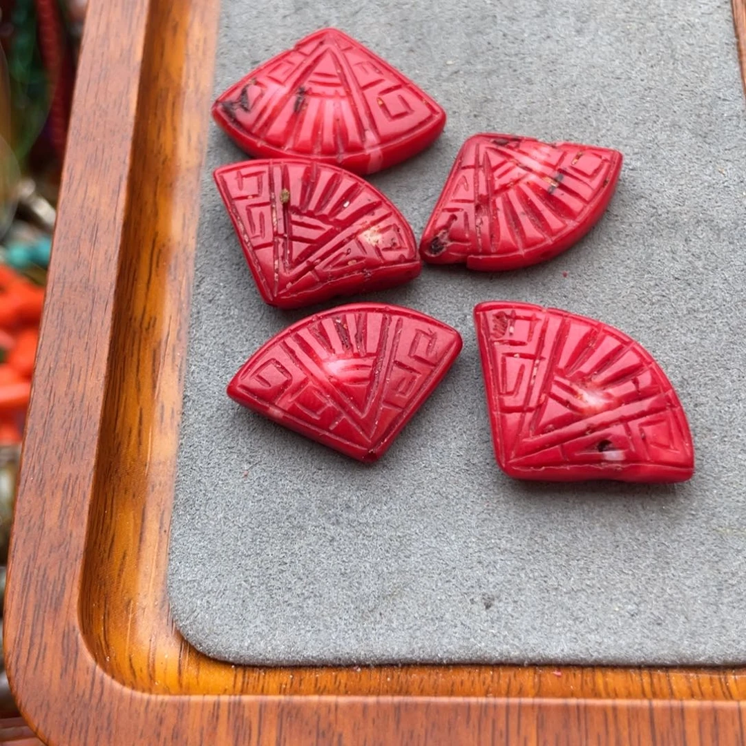 玛瑙/玉髓未镶嵌珠宝半成品三姑娘雕刻2颗随机发