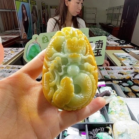 翡翠未镶嵌颈饰一个