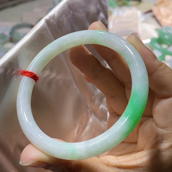 翡翠未镶嵌手镯58.5圆条，一抹绿
