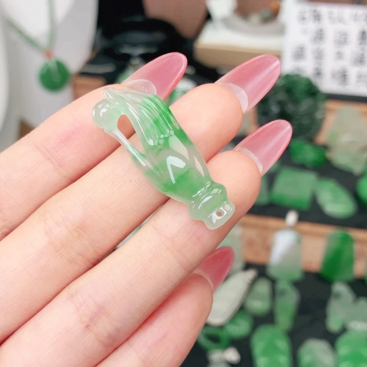 石英质玉（非洲翠）未镶嵌颈饰