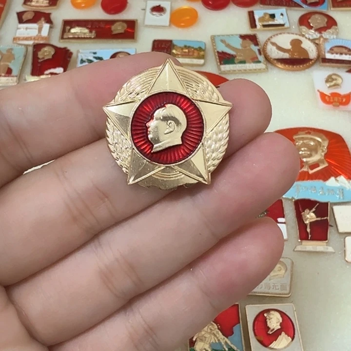 铝阿*亮毛爷爷像章