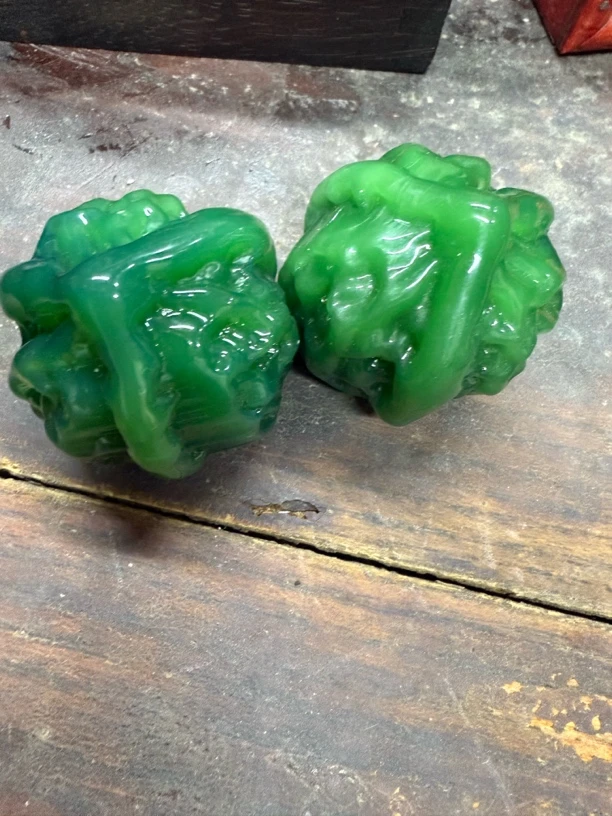 绿核桃手把件一对