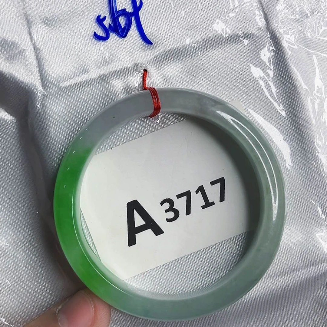 翡翠手镯未镶嵌微瑕