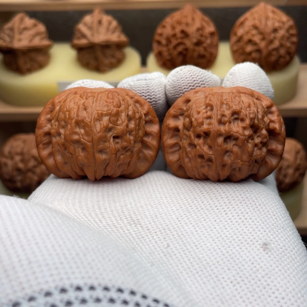 文玩核桃吊坠血麒麟40