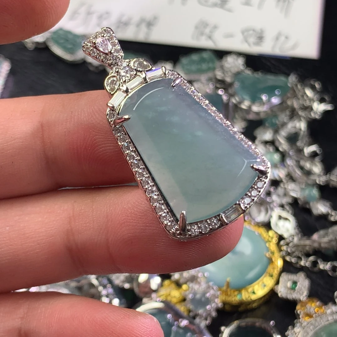 翡翠未镶嵌颈饰无事牌