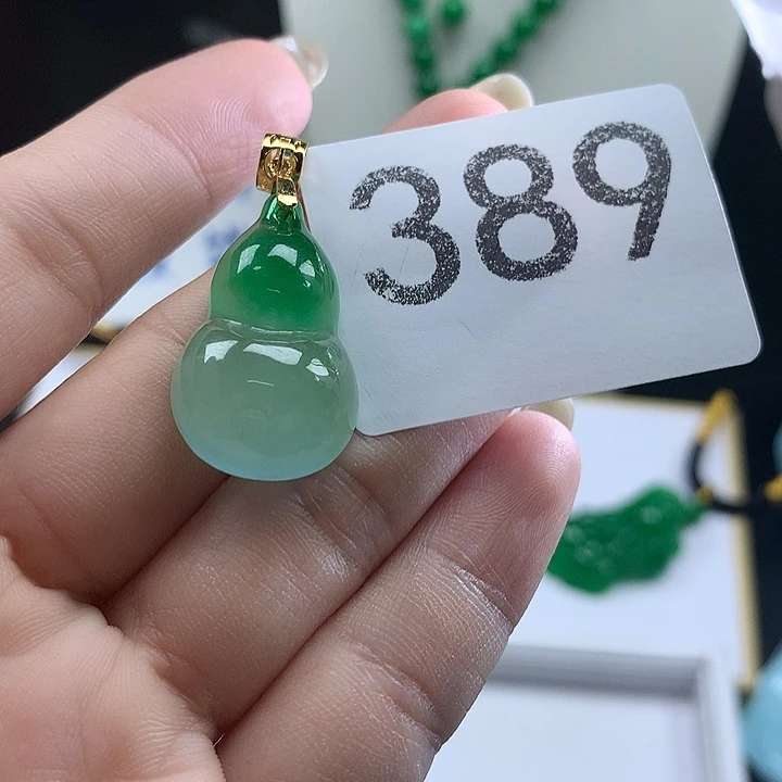 翡翠未镶嵌吊坠(赠链)