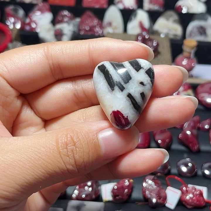 天然辰砂原石爱心吊坠