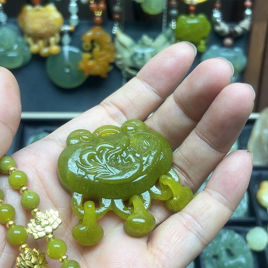 蛇纹石玉未镶嵌颈饰