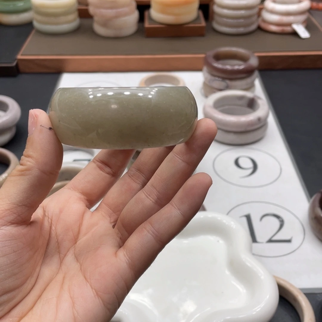 石英质玉手镯未镶嵌小***?