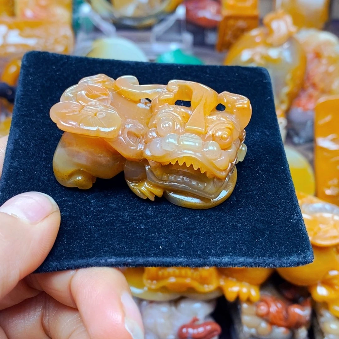 未镶嵌石英质玉（黄龙玉）颈饰