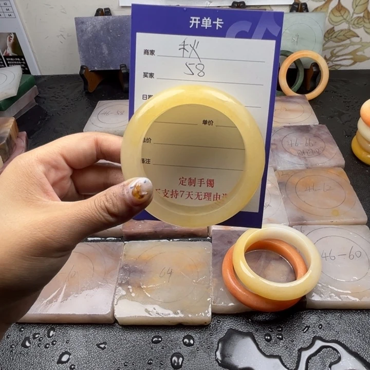 未镶嵌手镯石英质玉秋*?
