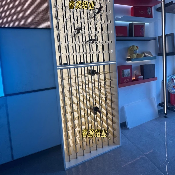 定制铝合金圆管千层酒架铝板网红酒瓶架带灯发光亚克力水晶红酒柜