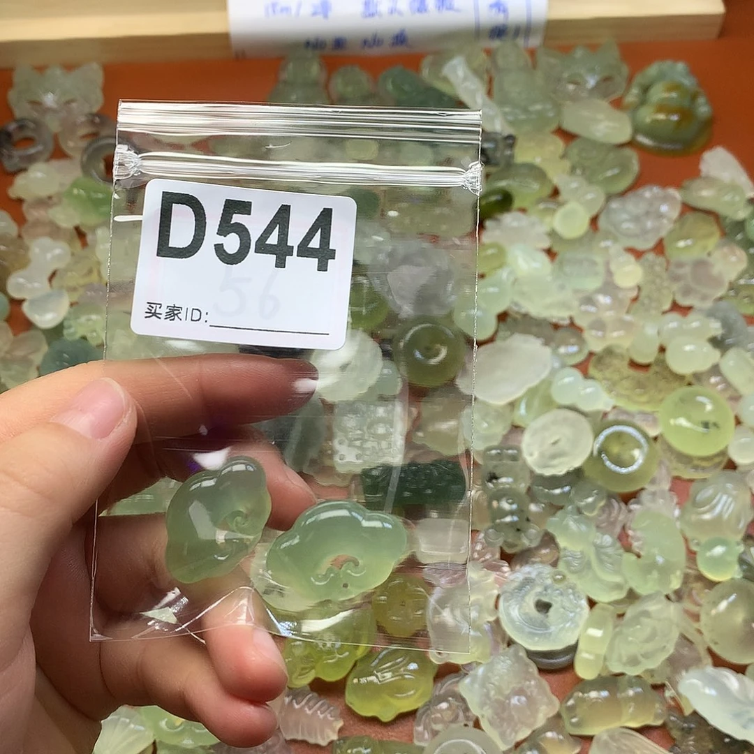 敏***道蛇纹石玉未镶嵌颈饰