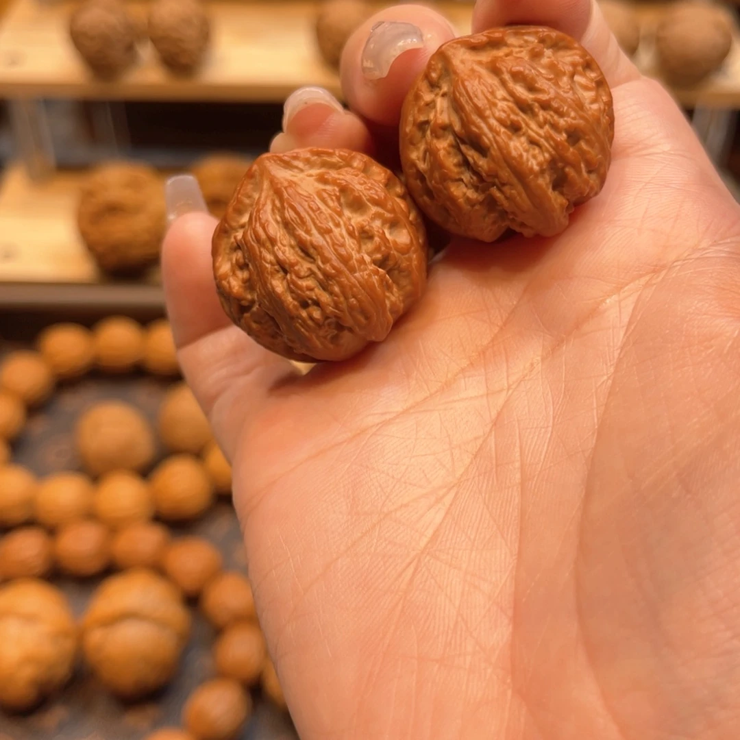 文玩核桃把件红皮龙纹帽