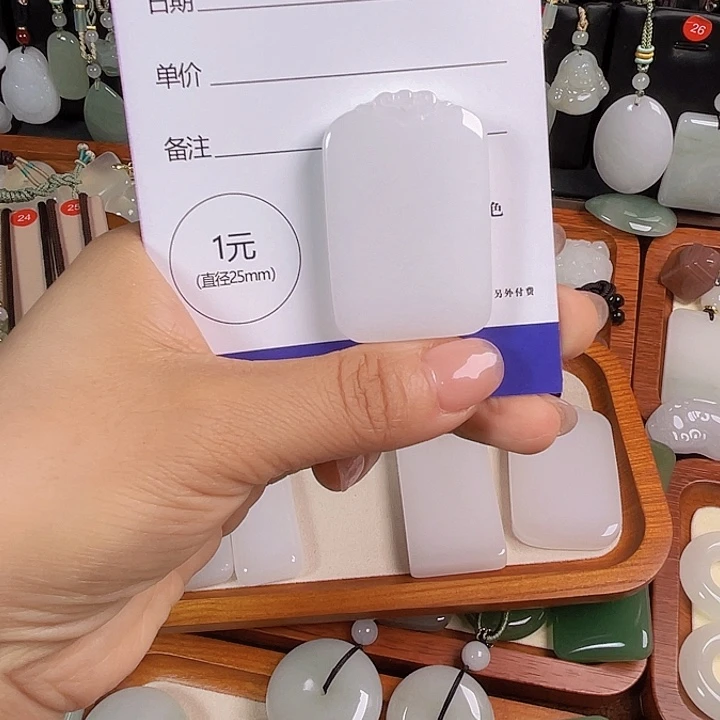 颈饰未镶嵌石英质玉