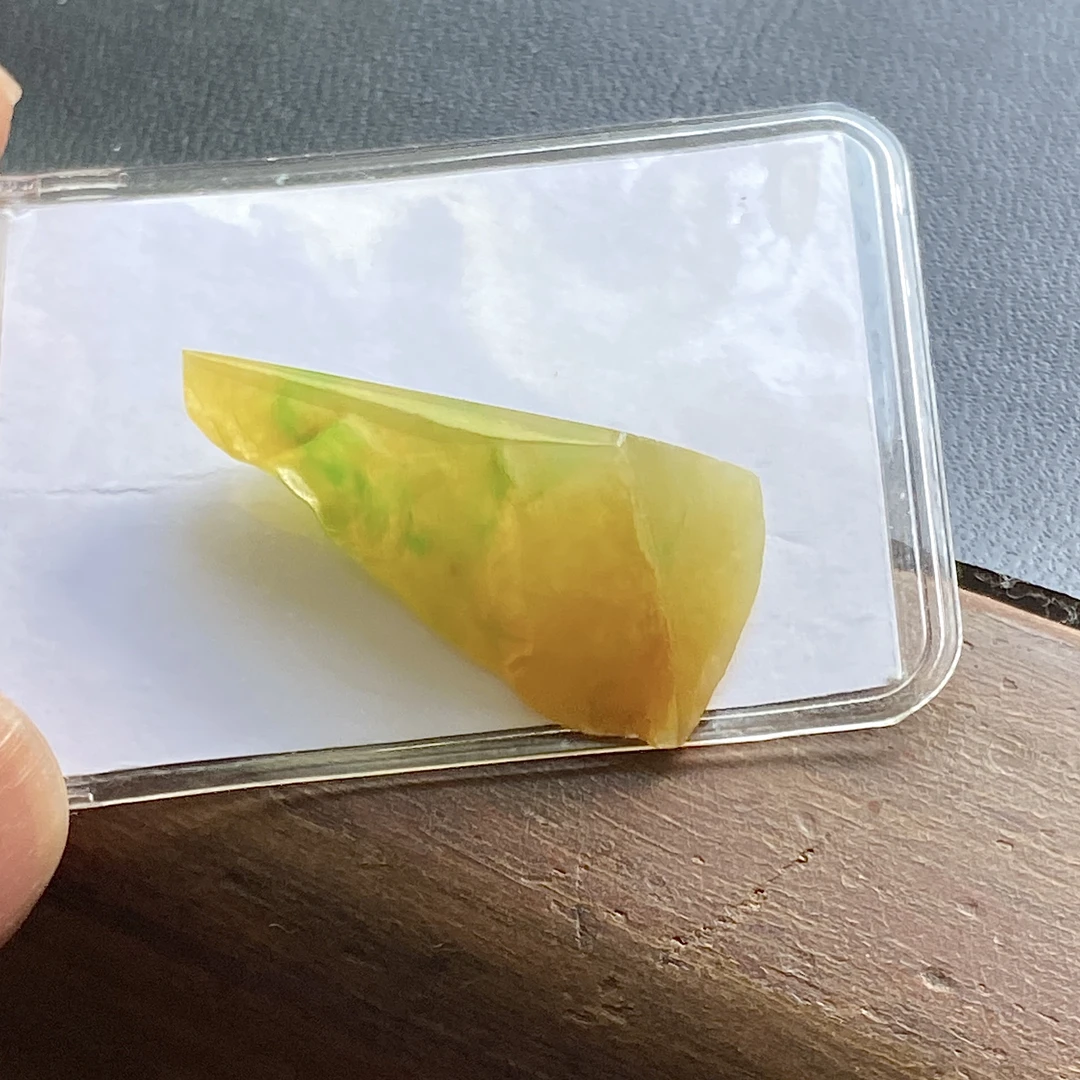 冰种黄加绿翡翠特色双彩俏色巧雕吊坠料32-16-9.7mm