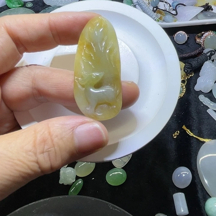 翡翠未镶嵌颈饰九尾狐吊坠