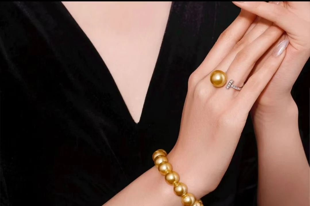 钛钢手镯 蓉姐高订，富婆奢享会，珍珠手链，大气尊贵，拍一发二