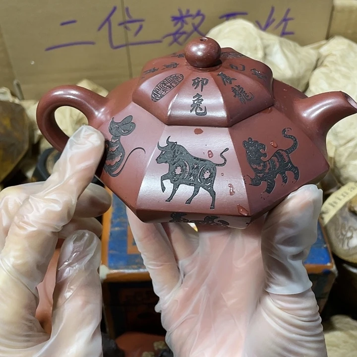 茶壶紫砂原矿泥料，手工制作的一把紫砂壶。