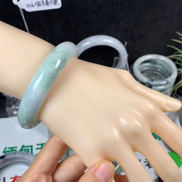 翡翠未镶嵌手镯72号。 58圈