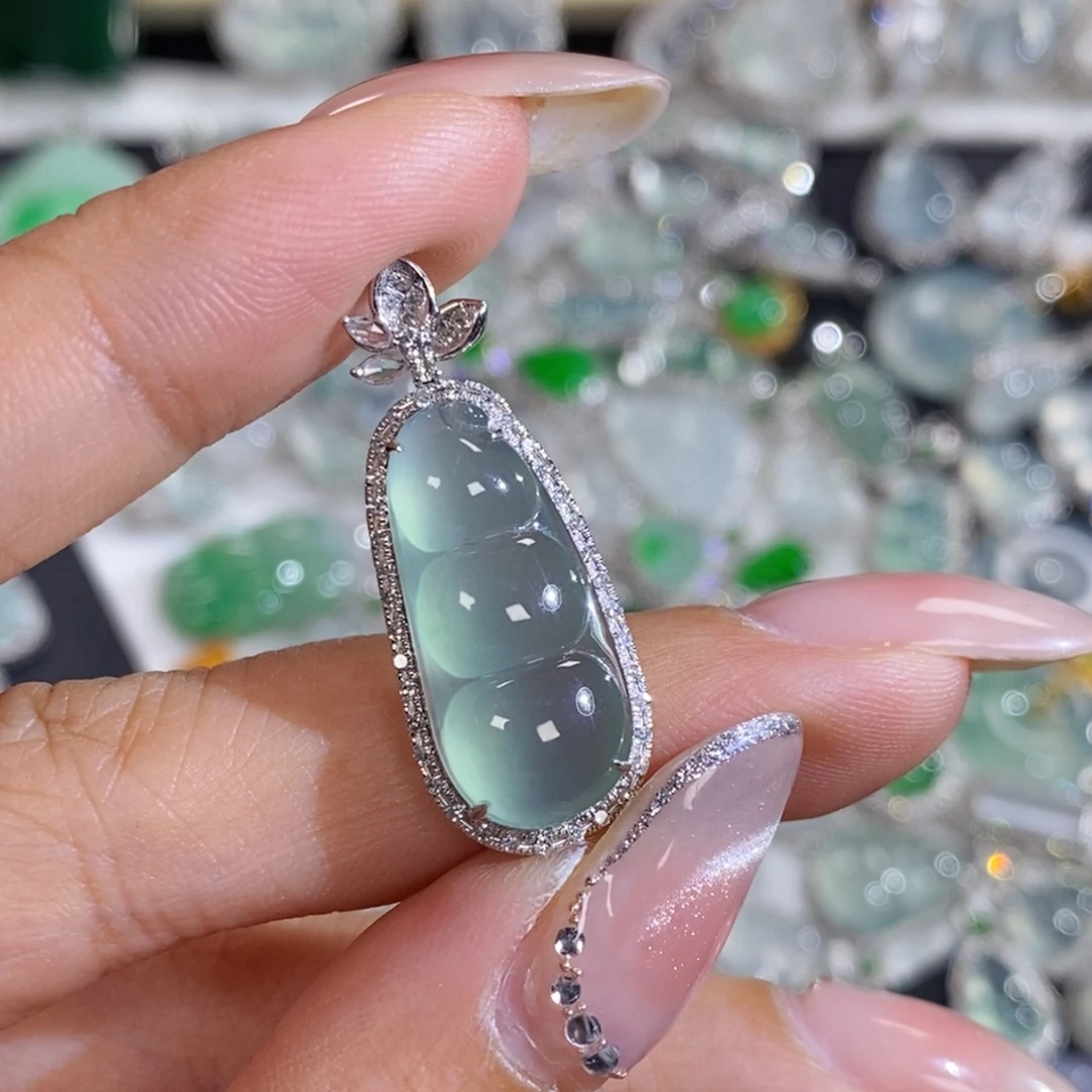 翡翠18K金镶嵌颈饰