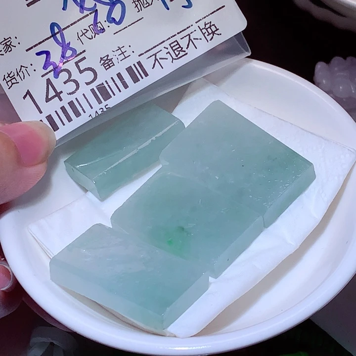 傣***姐翡翠未镶嵌颈饰hhh