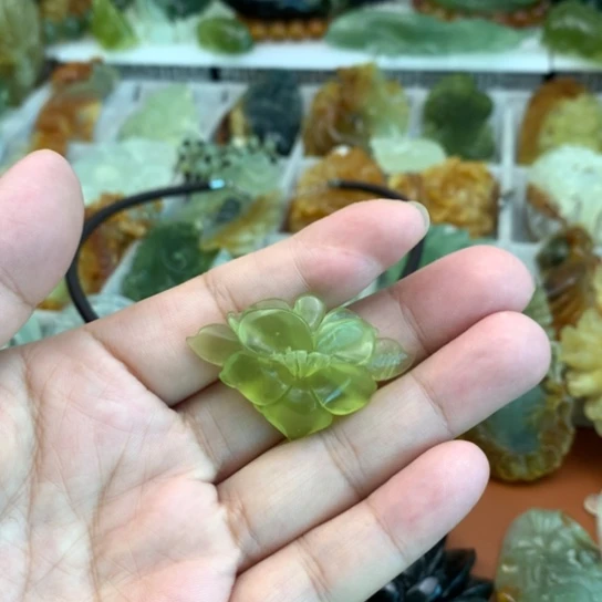蛇纹石玉未镶嵌颈饰