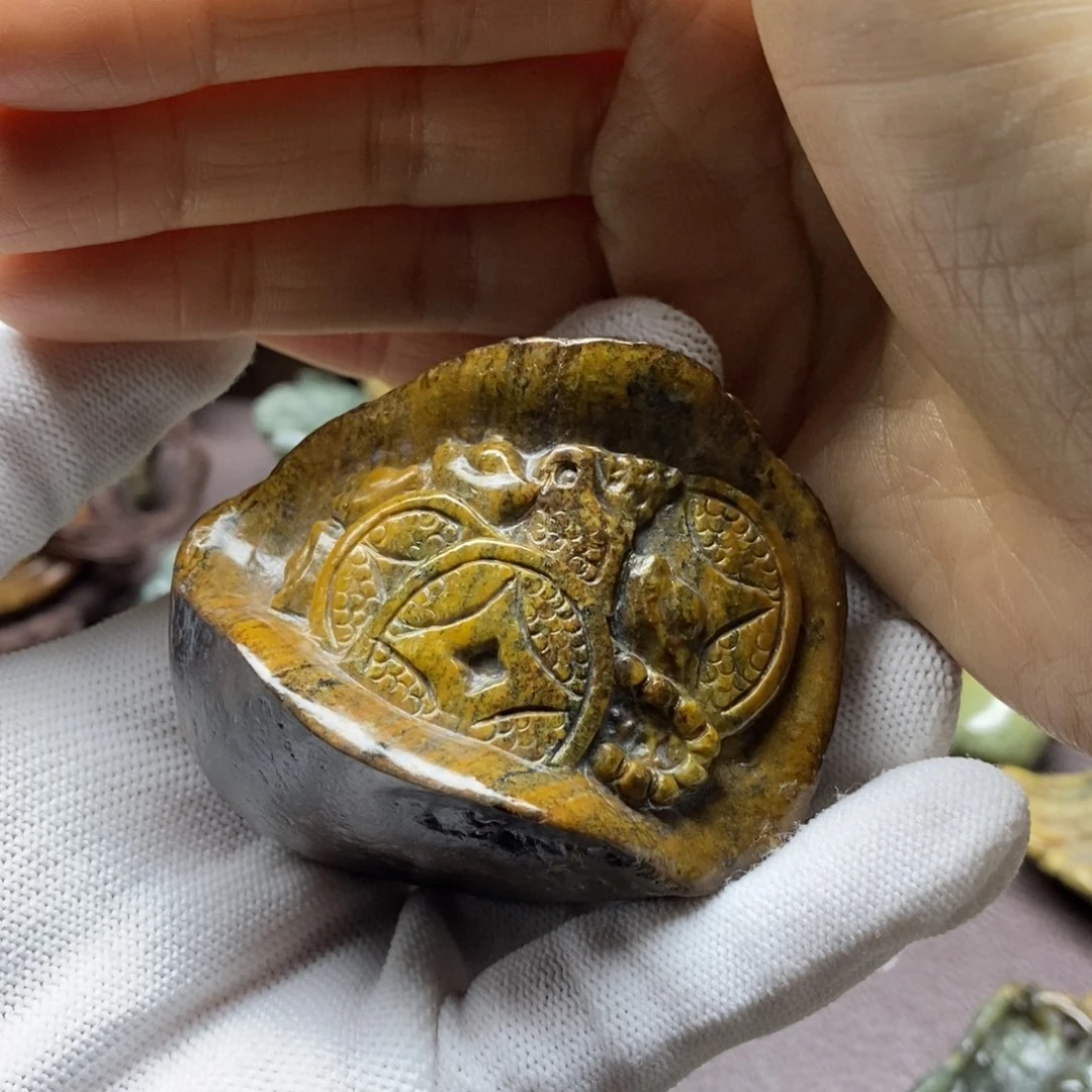 未镶嵌岫岩河磨玉（透闪石质玉）把件惬*?