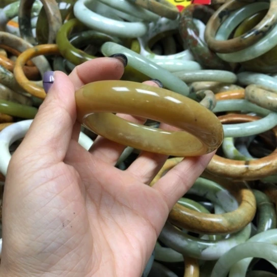 未镶嵌蛇纹石玉手镯迎***?