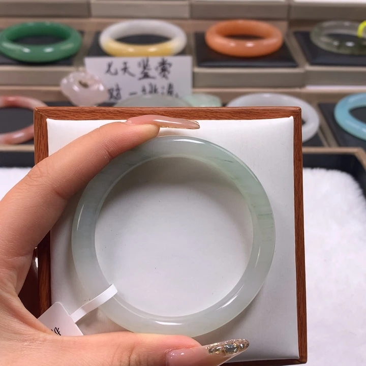 石英质玉未镶嵌手镯张*姐