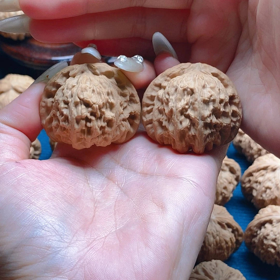 文玩核桃吊坠白狮子