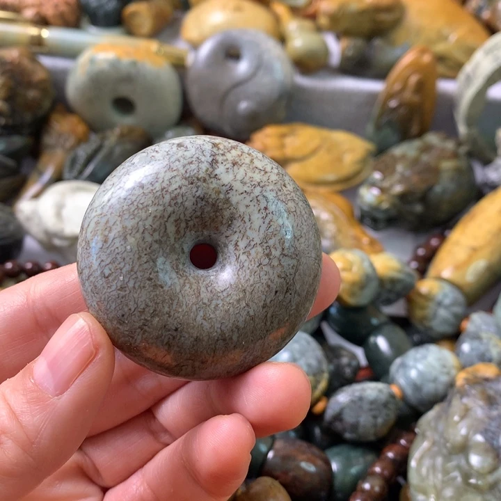 未镶嵌岫岩河磨玉（透闪石质玉）把件