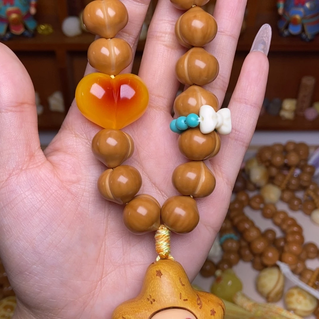 猴头核桃吊坠星星人手持