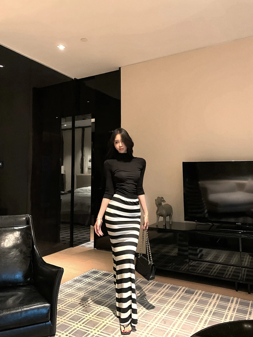 极简百搭半高领气质修身弹力中袖T恤+黑白条纹半身裙