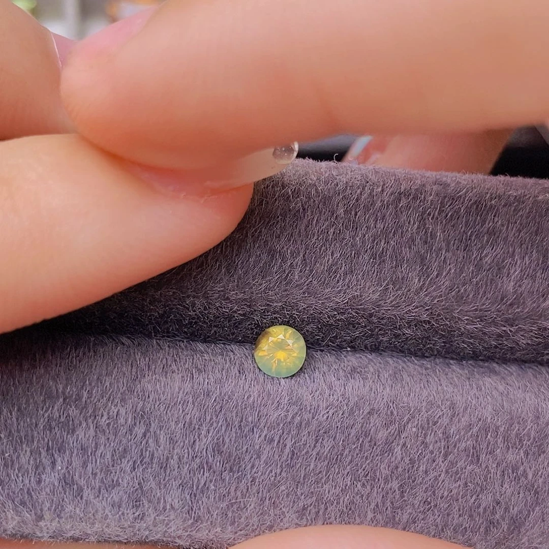 裸石蓝宝石茉莉奶绿色火彩反亮黄色0.41ct/1582号
