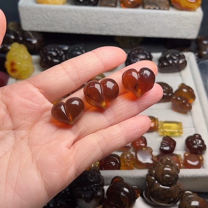 琥珀未镶嵌颈饰屁桃