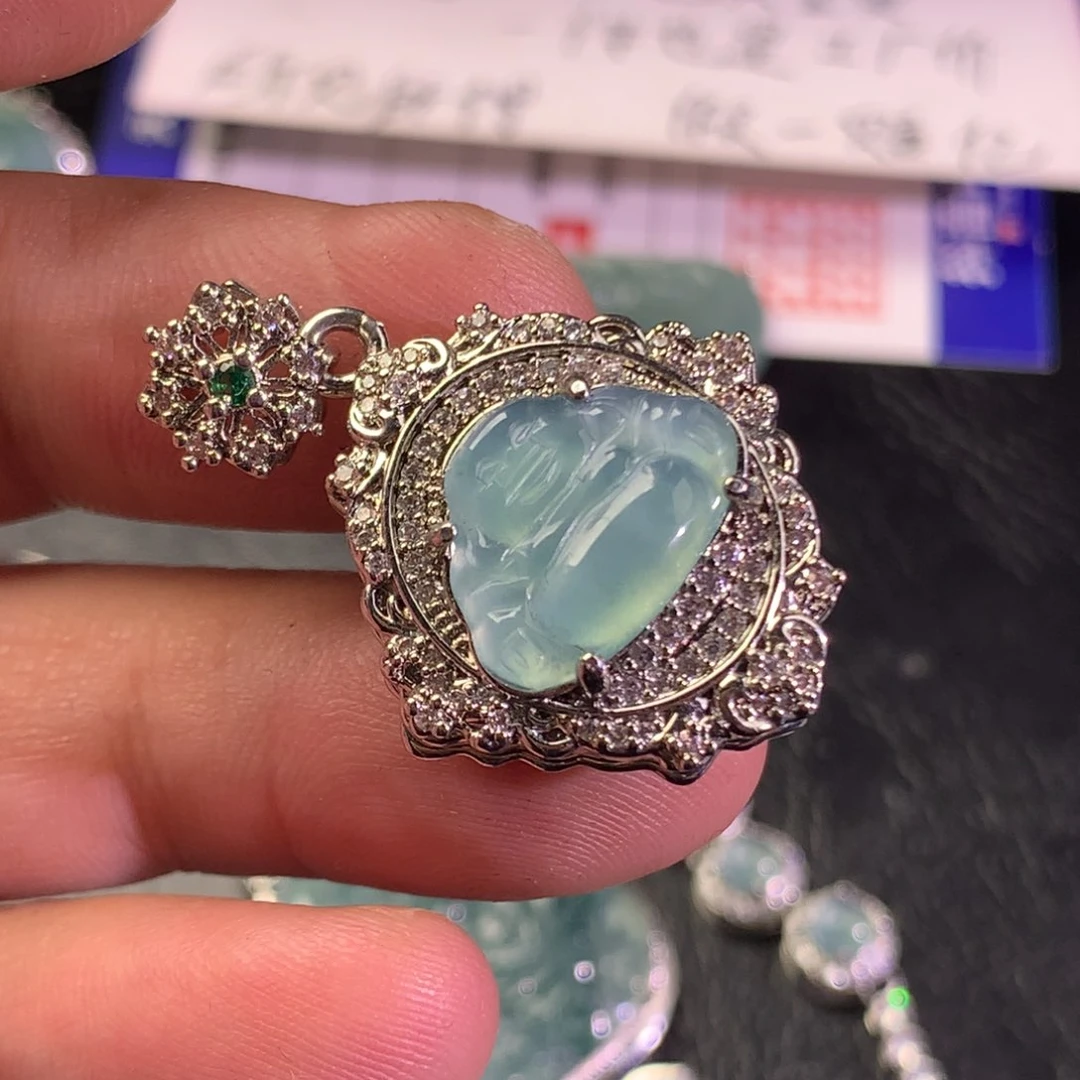 翡翠未镶嵌颈饰开盖佛公