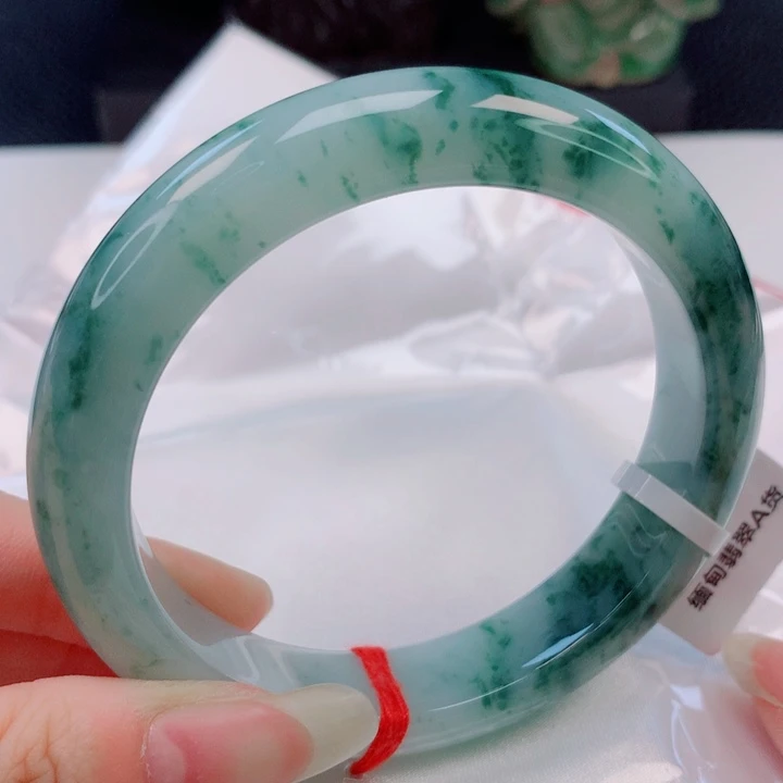 翡翠手镯未镶嵌60圈