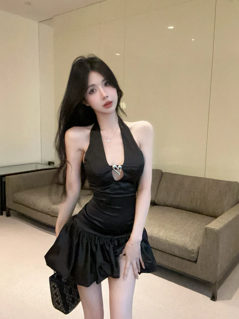 法式千金贵气感心机镂空挂脖连衣裙女气质小众修身蓬蓬短裙女2025